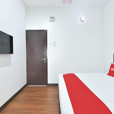 Oyo 90869 Hotel Madeena Inn เซปัง ภายนอก รูปภาพ