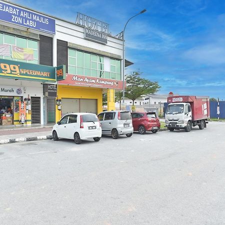 Oyo 90869 Hotel Madeena Inn เซปัง ภายนอก รูปภาพ