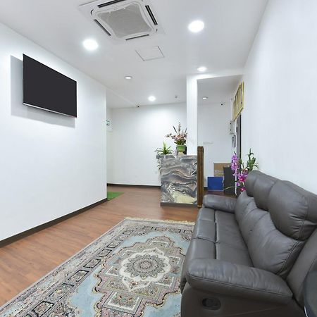 Oyo 90869 Hotel Madeena Inn เซปัง ภายนอก รูปภาพ