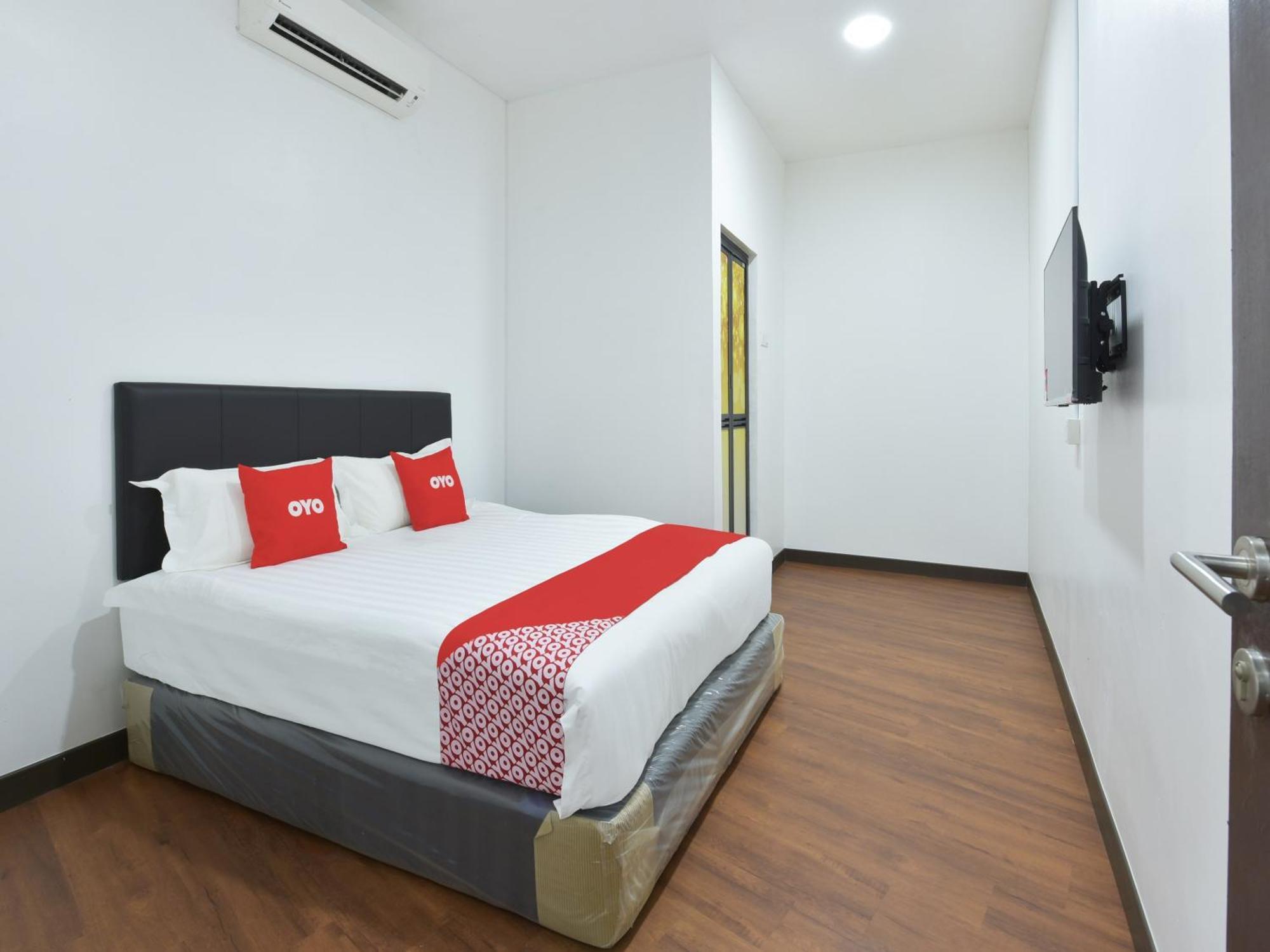Oyo 90869 Hotel Madeena Inn เซปัง ภายนอก รูปภาพ