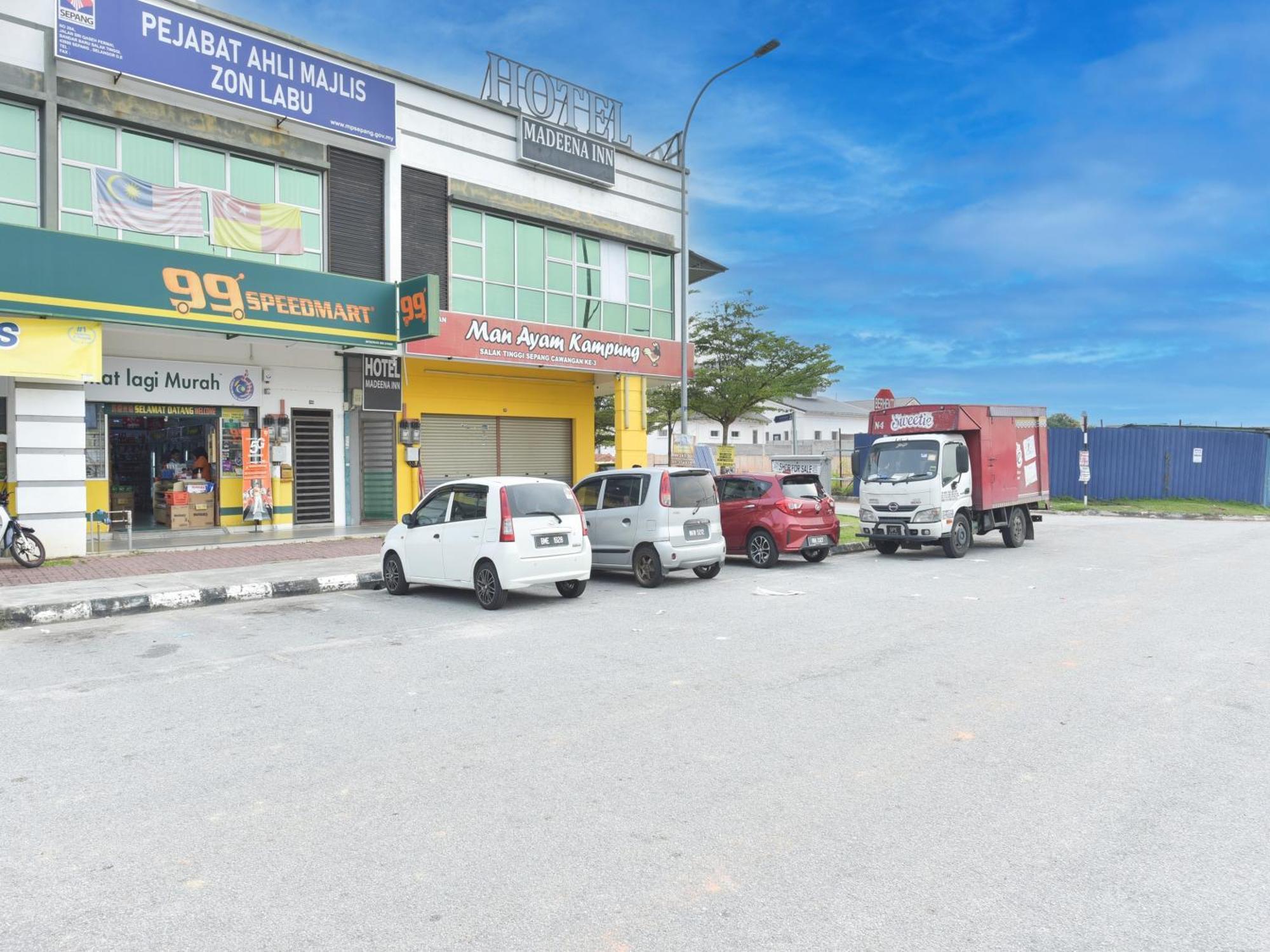 Oyo 90869 Hotel Madeena Inn เซปัง ภายนอก รูปภาพ