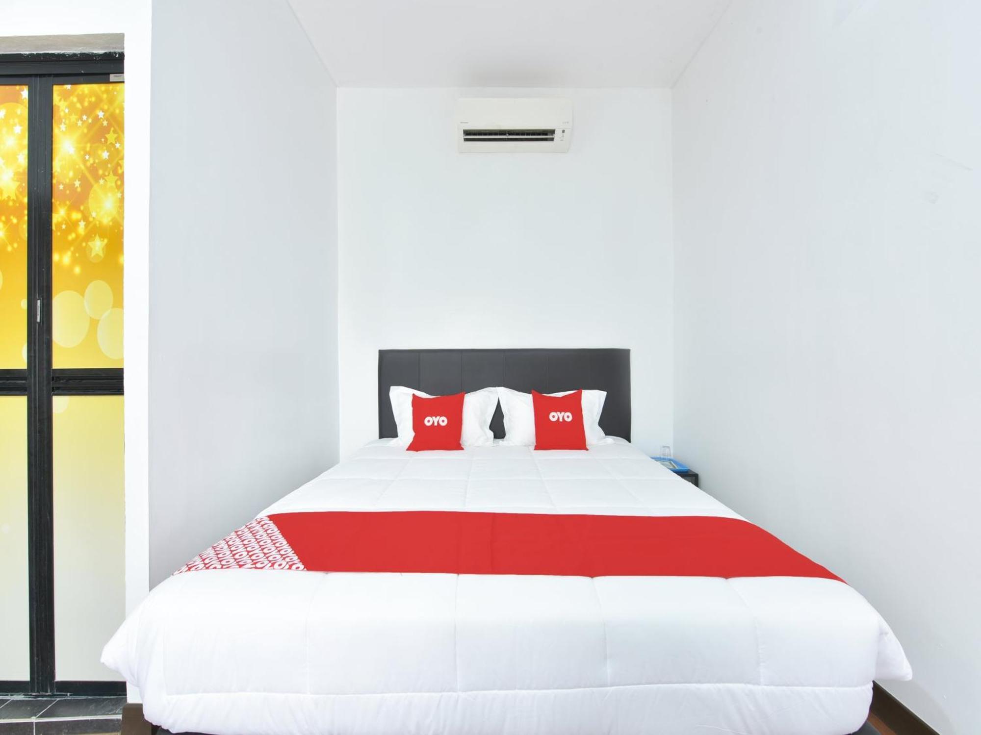 Oyo 90869 Hotel Madeena Inn เซปัง ภายนอก รูปภาพ