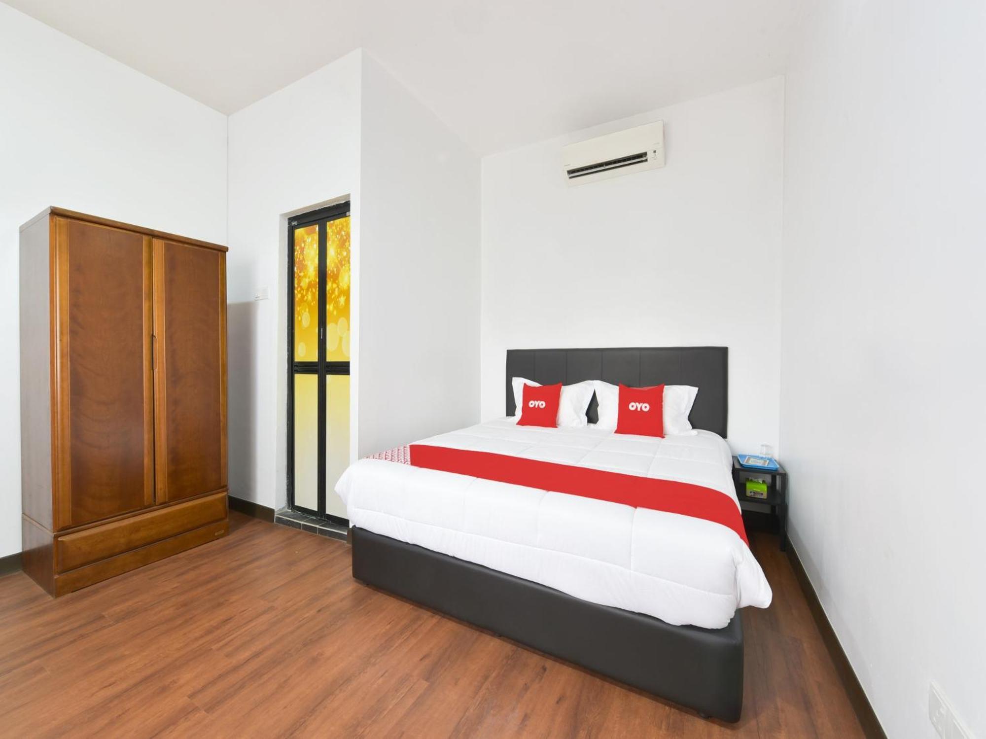 Oyo 90869 Hotel Madeena Inn เซปัง ภายนอก รูปภาพ