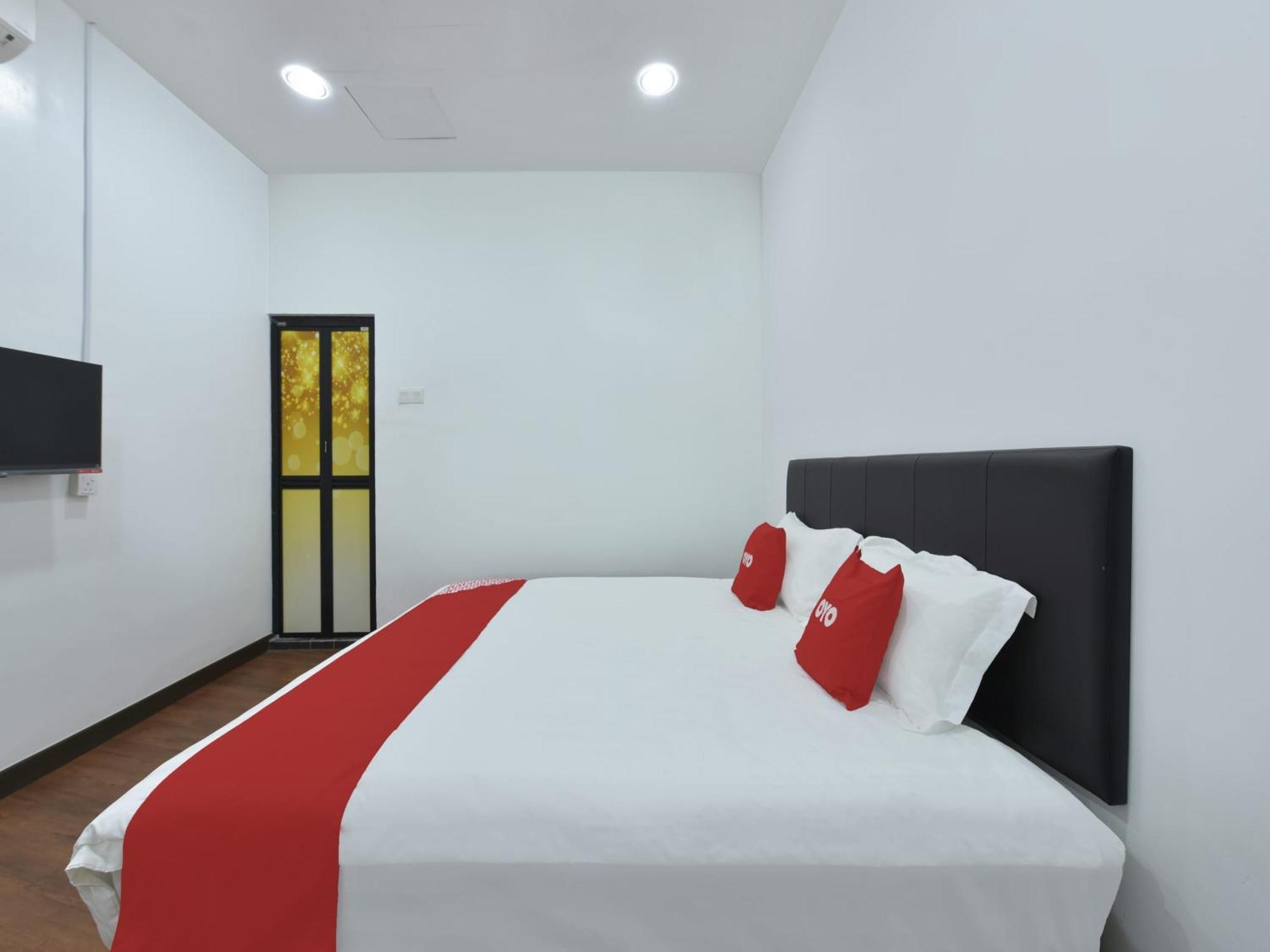 Oyo 90869 Hotel Madeena Inn เซปัง ภายนอก รูปภาพ