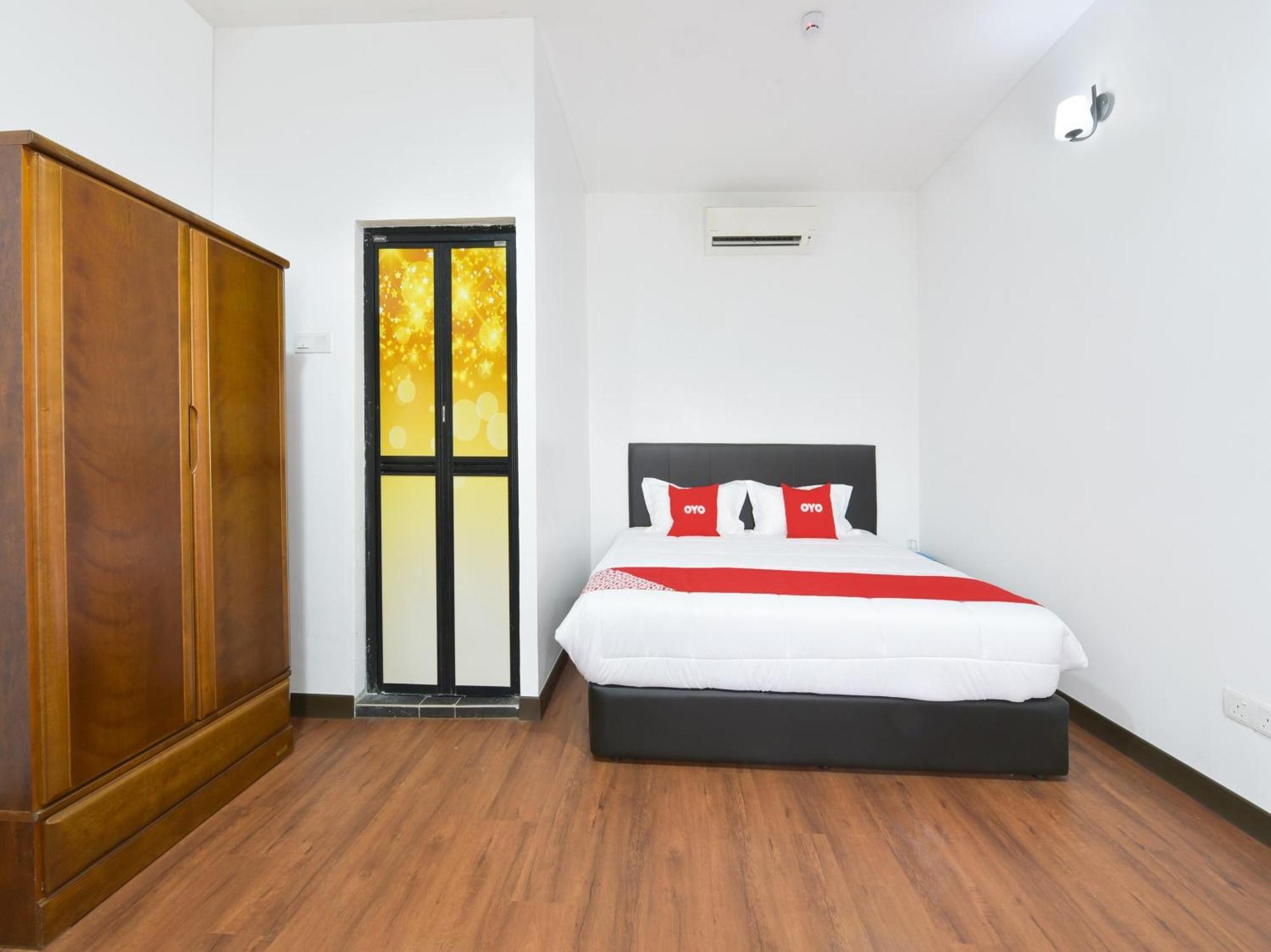 Oyo 90869 Hotel Madeena Inn เซปัง ภายนอก รูปภาพ