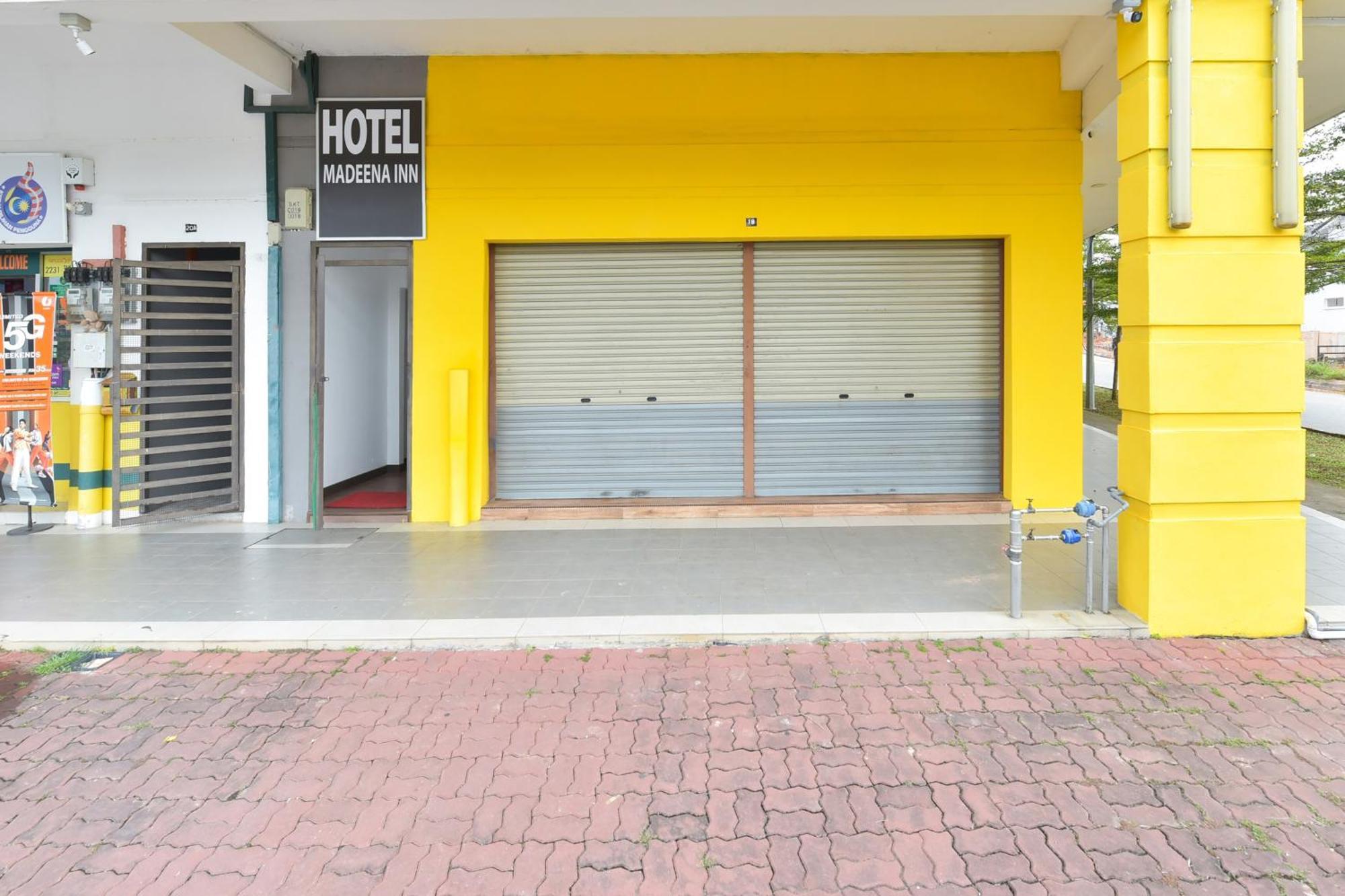 Oyo 90869 Hotel Madeena Inn เซปัง ภายนอก รูปภาพ