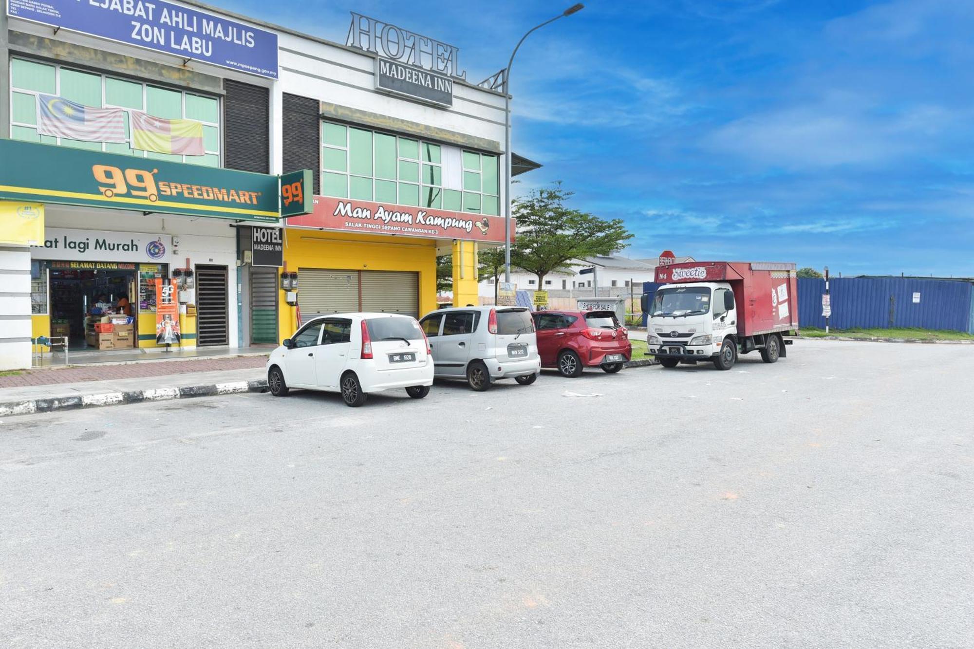 Oyo 90869 Hotel Madeena Inn เซปัง ภายนอก รูปภาพ